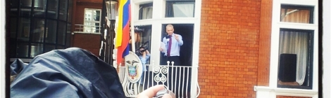 El fundador de Wikileaks, Julian Assange, en el balcón de la embajada de Ecuador en Londres